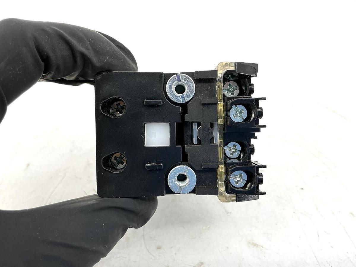 New Allen Bradley 800TC-FXQH2GA1 Ser U Push-Pull Device Green LED 130V - No Box