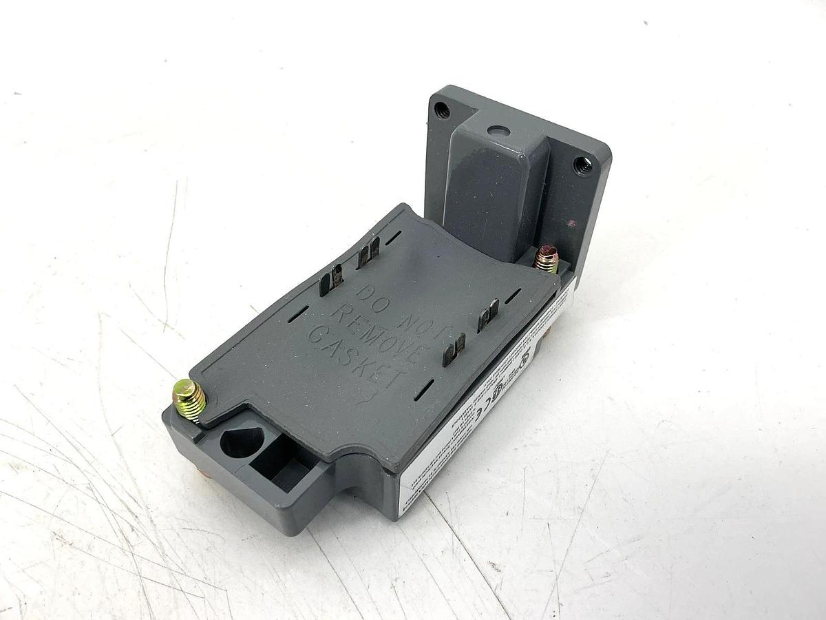 New Eaton E51SPL Ser C2 Switch Body 3-Wire NO & NC 0.6A 10-30VDC 50/60HZ