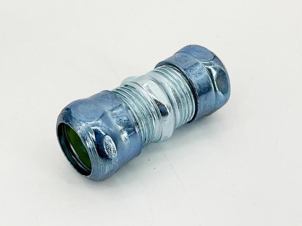 New Lot of 17 Arlington 830RT Compression Coupling-EMT 1.2" Rain Right