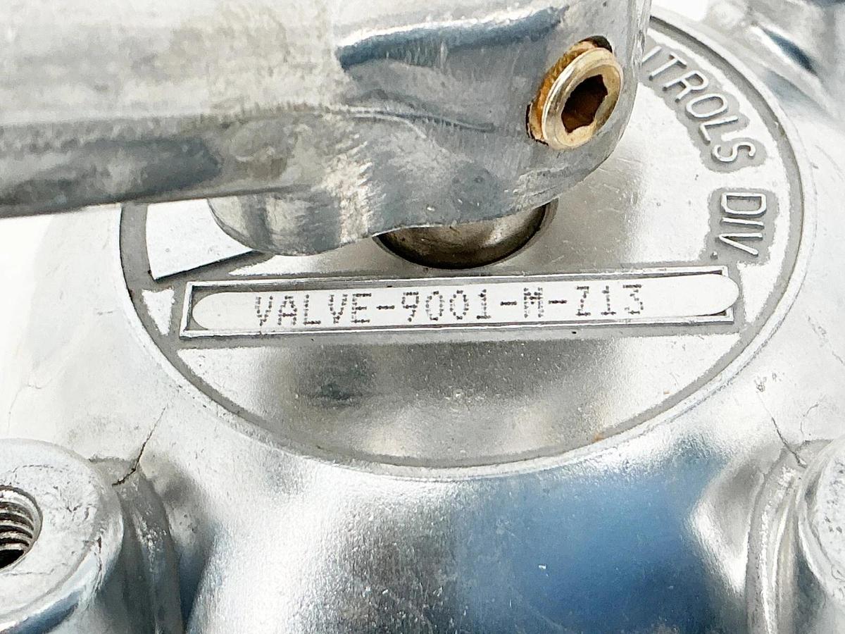 New Barksdale Controls 9001-M-Z13 Directional Control Valve 3 Position - No Box