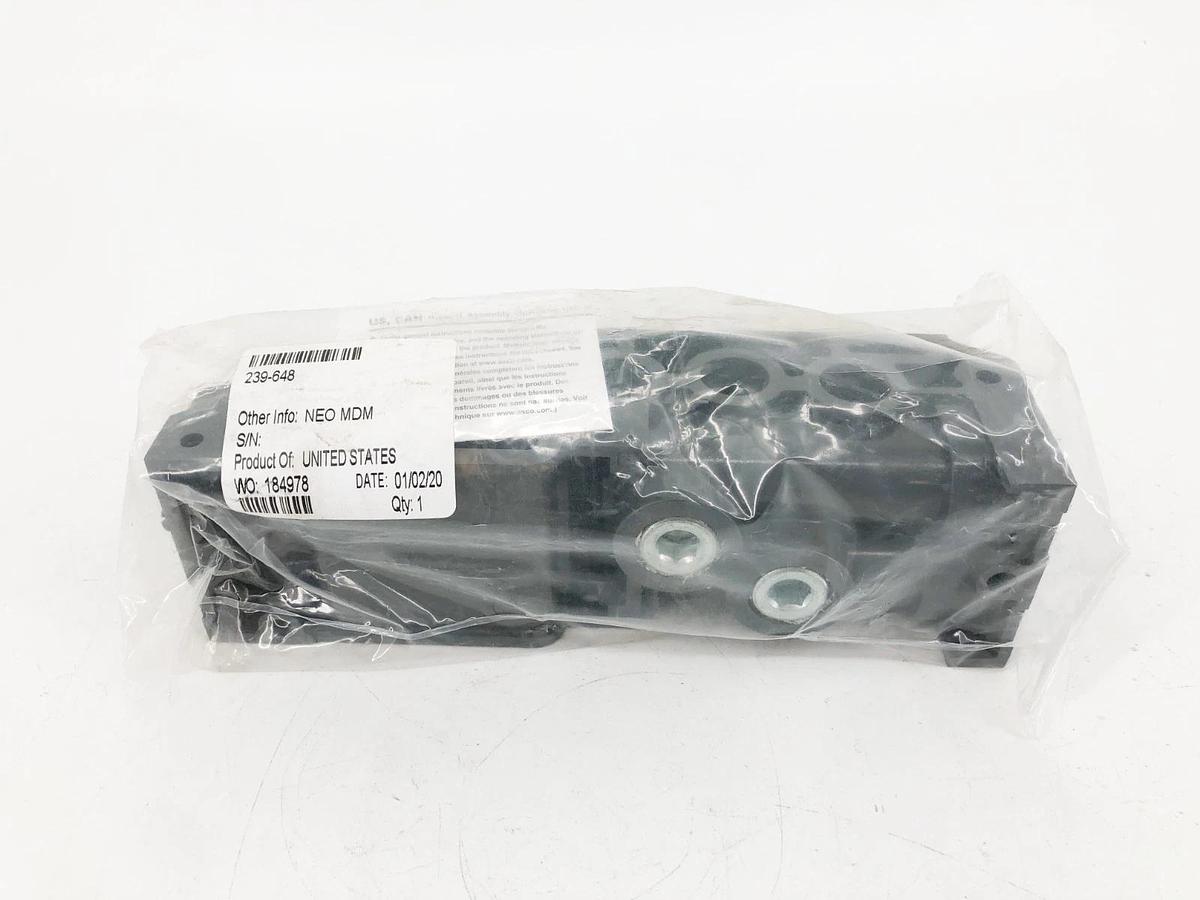 New Numatics 239-648 Manifold Block 1/2" NPT S/B Plug-In Ports