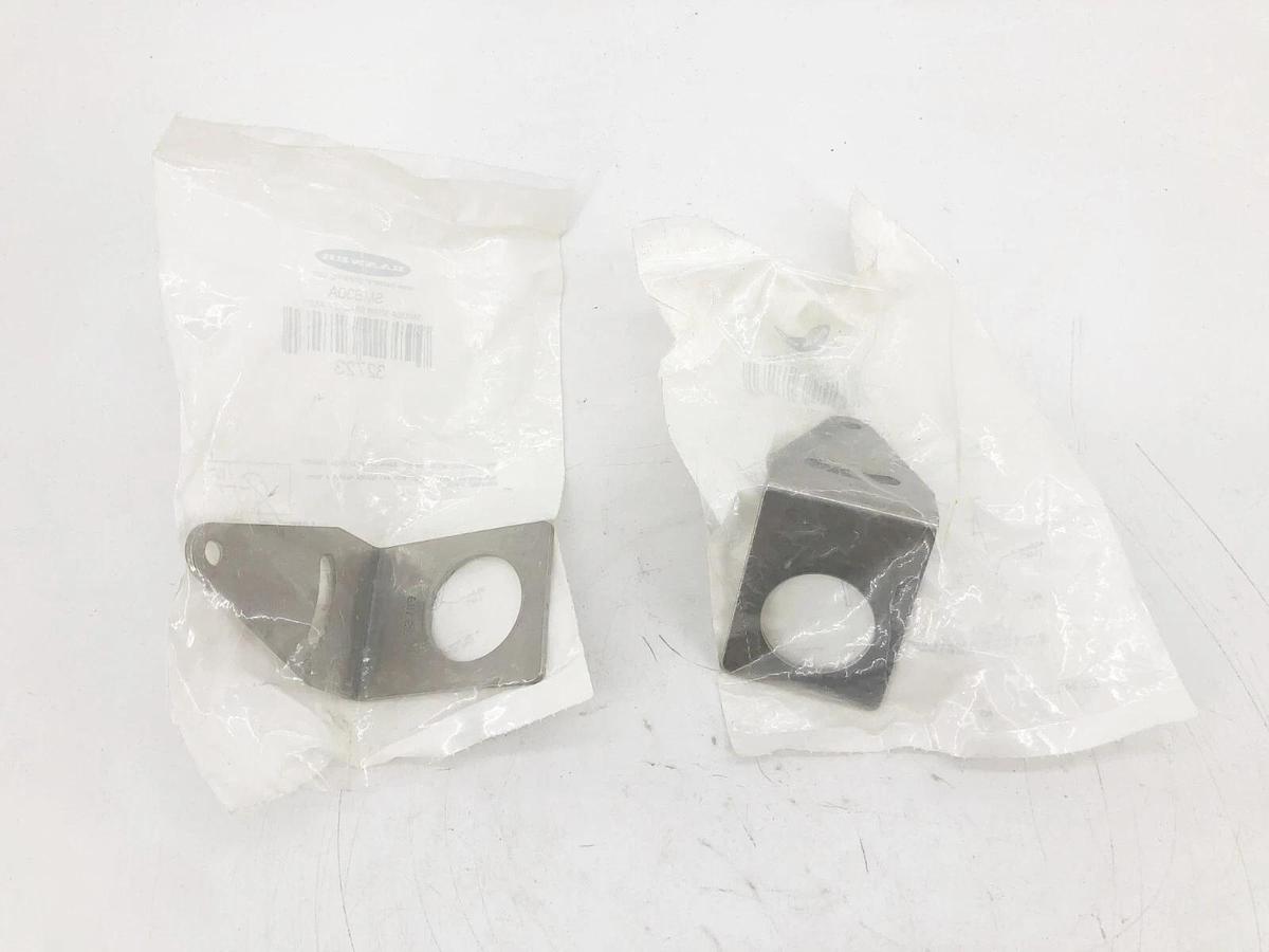 Lot of 2 New Banner Engineering SMB30A Right-Angle Mounting Brackets 32723