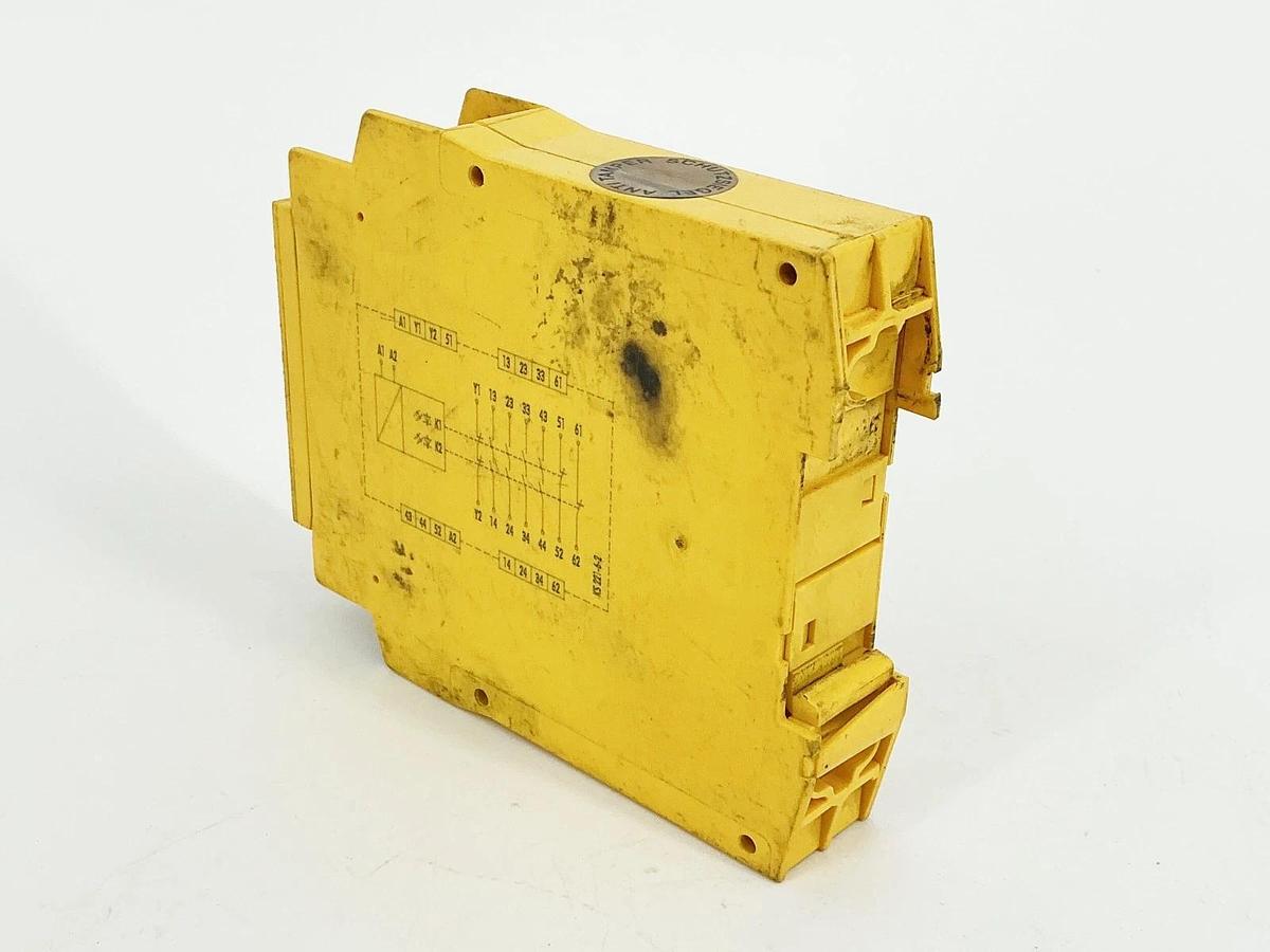 Used Sick UE10-4XT3D2 Safety Extension Relay 1.5W 2.7VA2 24V