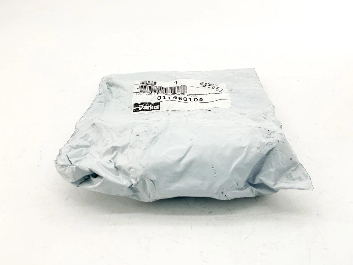 New Parker 011960109 3/8" 3-Way Control Valve With Lever - Sealed
