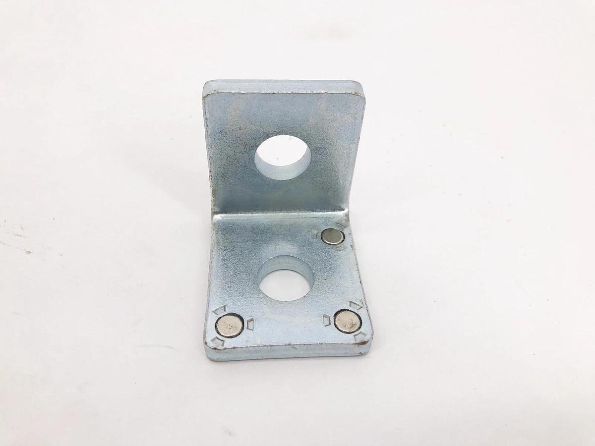 Box of 50 New Thomas & Betts AB202M-EG Magnetic Angle Fittings 90 Deg.