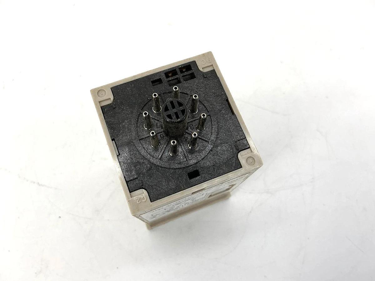 New Omron H7CN-XLN Counter Relay 8-Pin 4-Digit: 0-9999 100-240VAC H7CNXLN