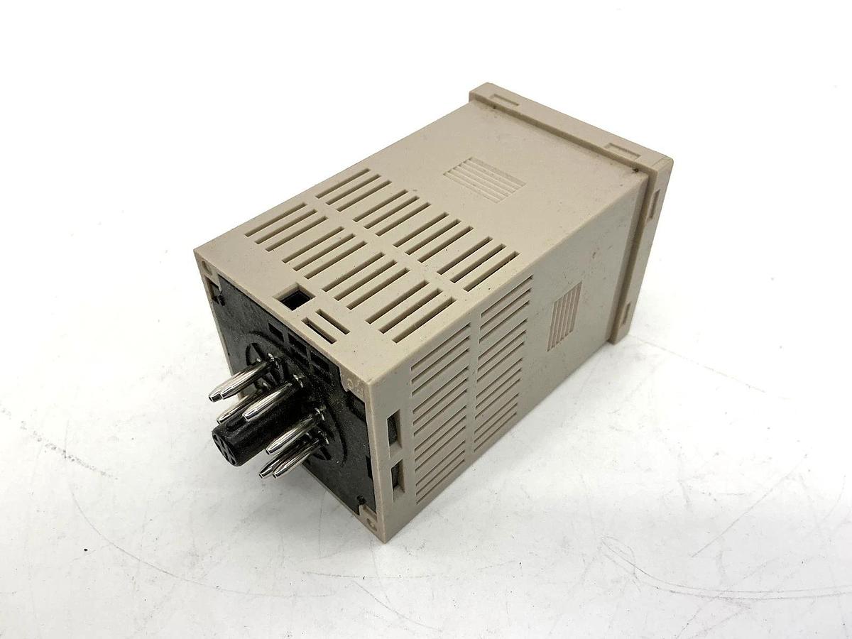 New Omron H7CN-XLN Counter Relay 8-Pin 4-Digit: 0-9999 100-240VAC H7CNXLN