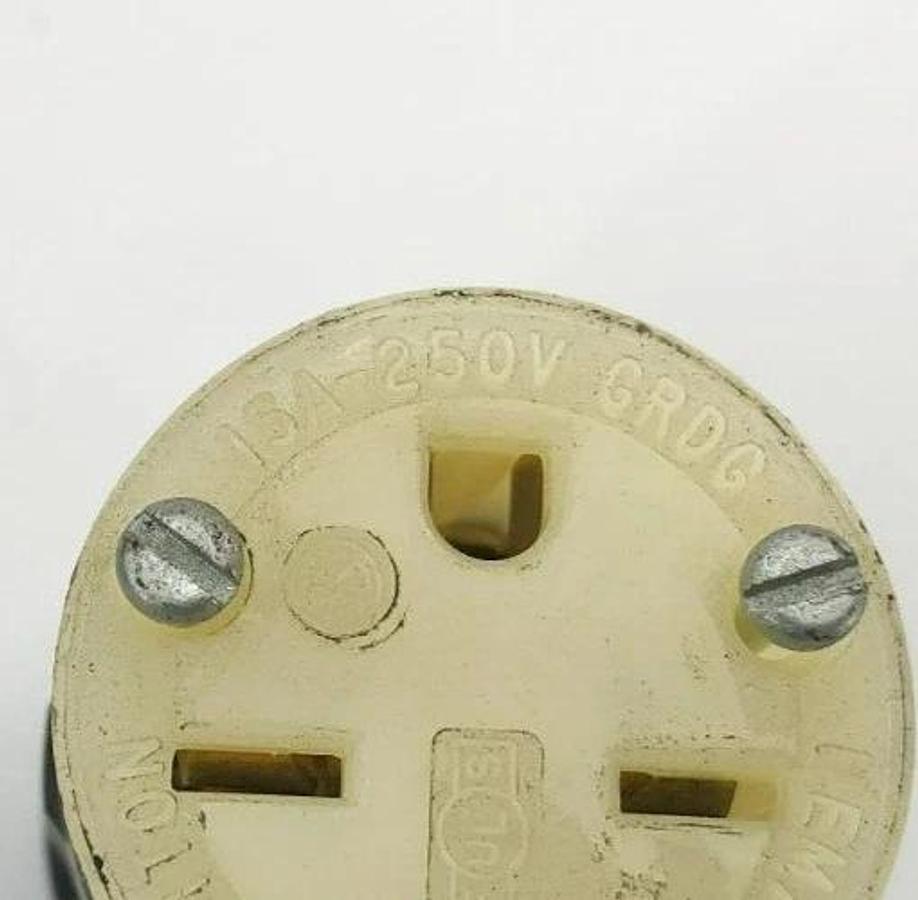 Used Lot of 6 Leviton 5669-C Straight Blade Locking Plug & Connectors 15A 250V