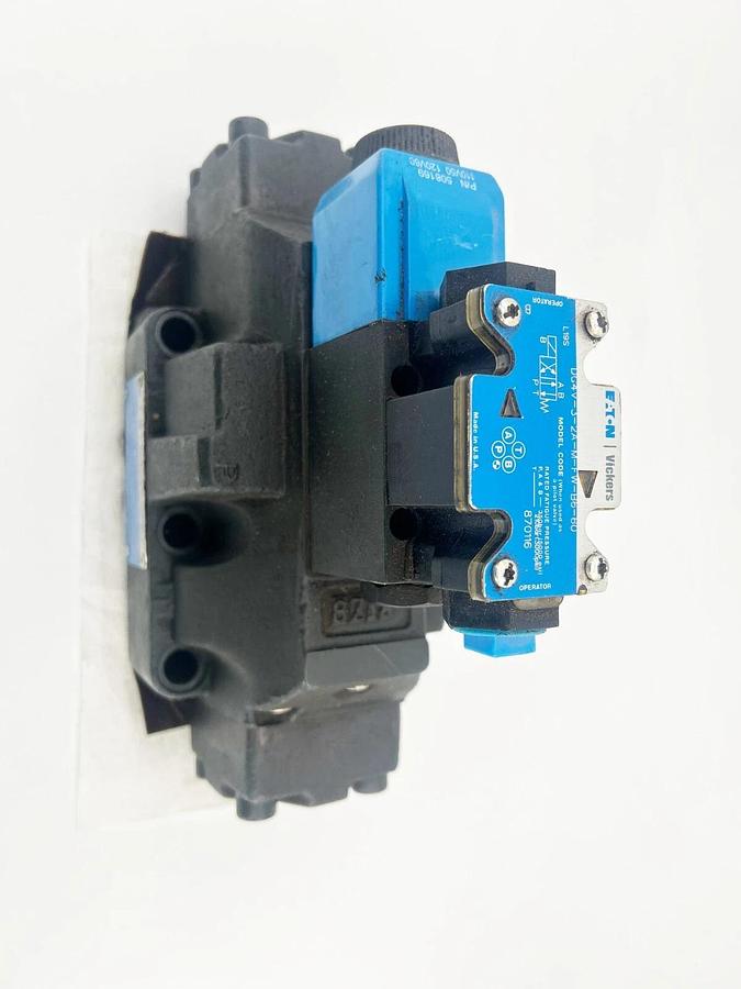 New Eaton DG5V-8-H-2A-M-FW-B-10 Directional Control Valve 02-325842 - No Box