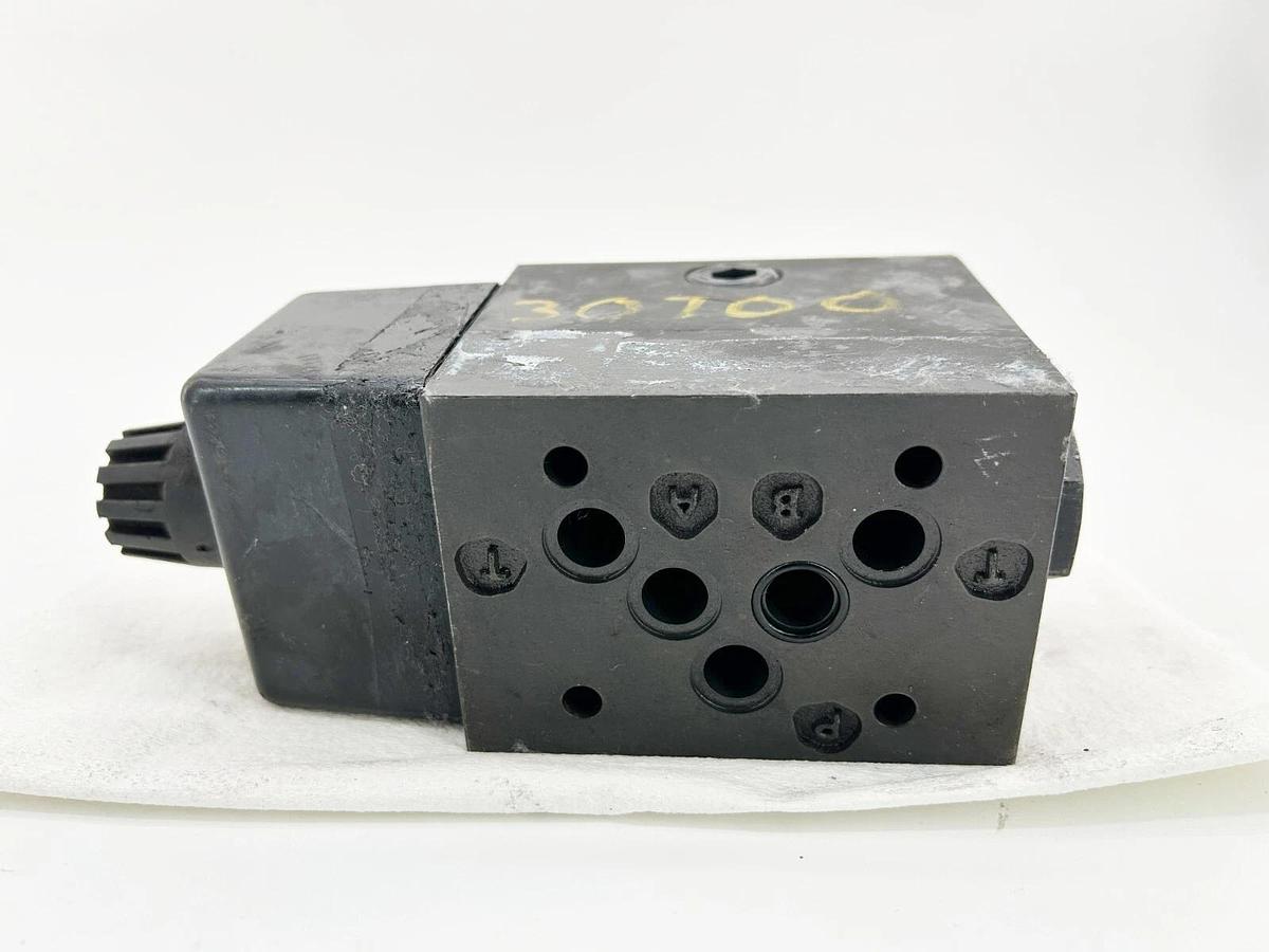 Used Parker D3W020BNYC-51 Directional Control Valve 4500PSI 120V 32GPM