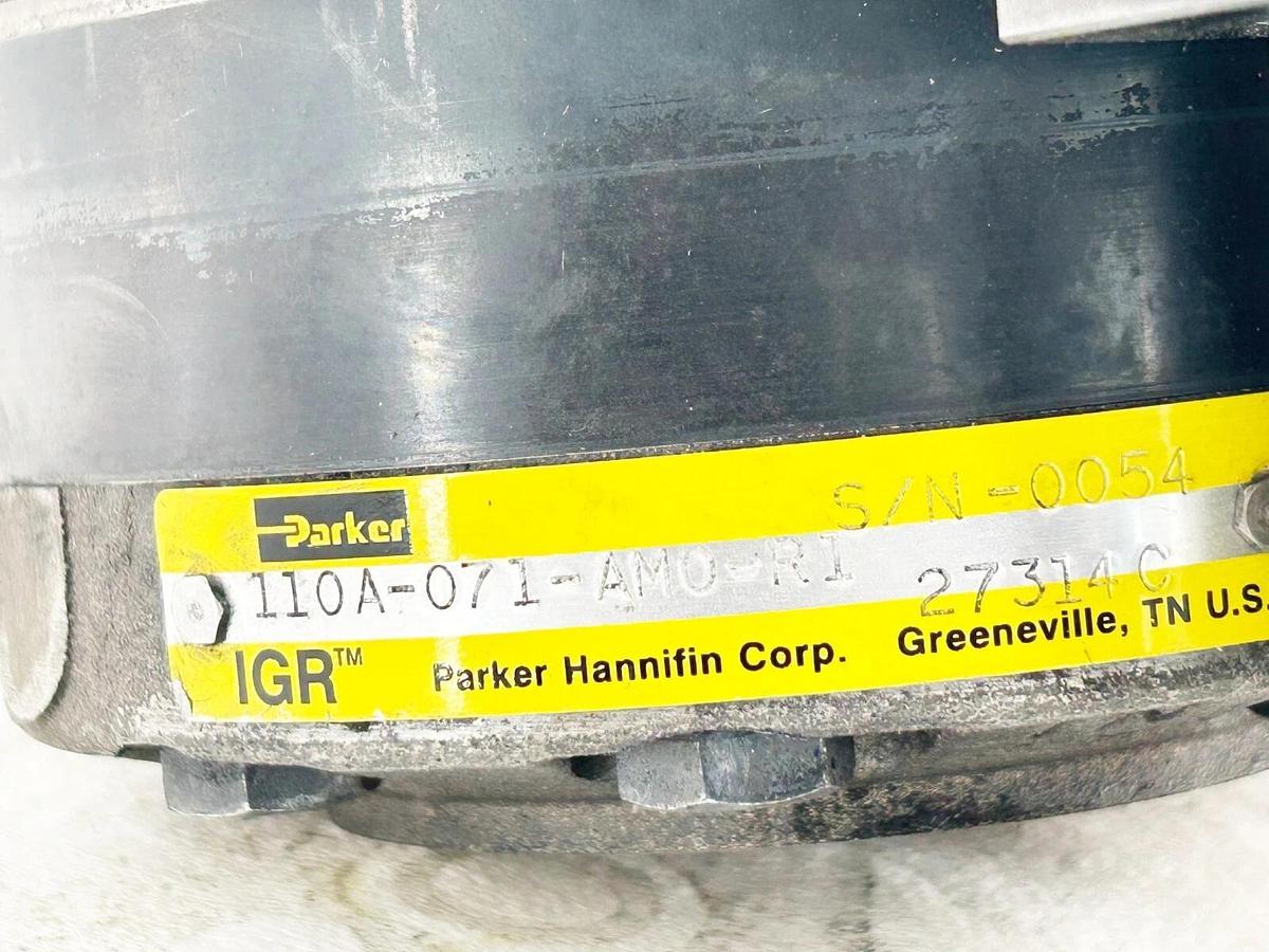 New Parker 110A-071-AM0-R1 Hydraulic Low Speed Motor 1" Key 2B Man W/VCR No Box