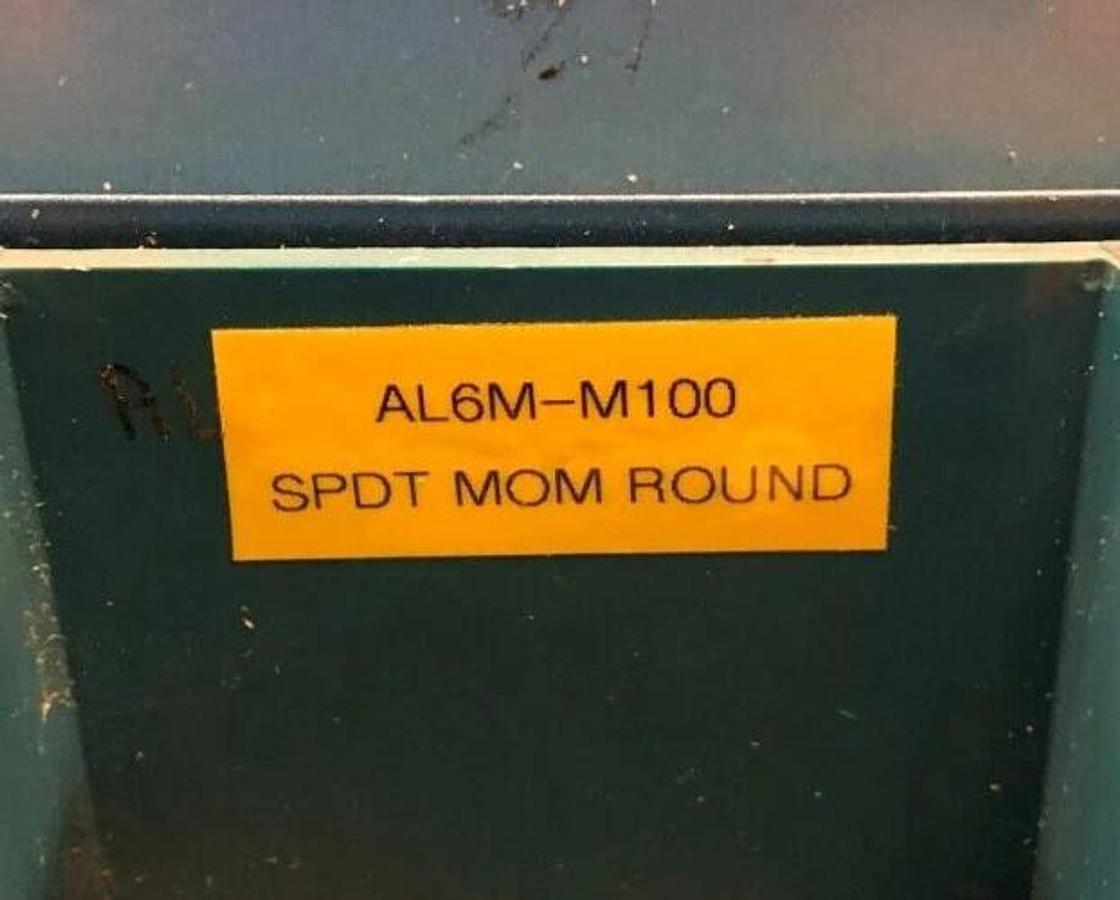 Lot of 4 New IDEC AL6M-M100 Green Illuminated Pushbuttons SPDT 16mm Round