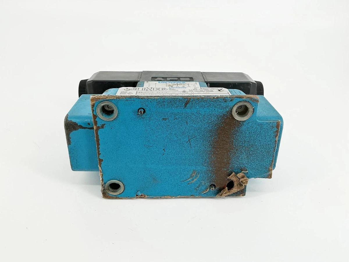 New Vickers DG5S4-043C-2-T-M-U-H-50 Solenoid Valve 5000PSI 350Bar 24V 30W - No B