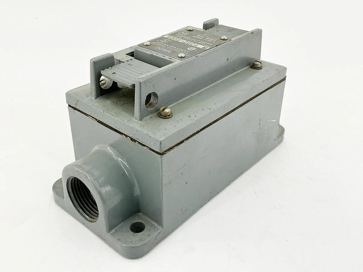 New Allen Bradley 800S-2SC4 Momentary Operated Lever 600V NEMA 4 Ser.M - No Box