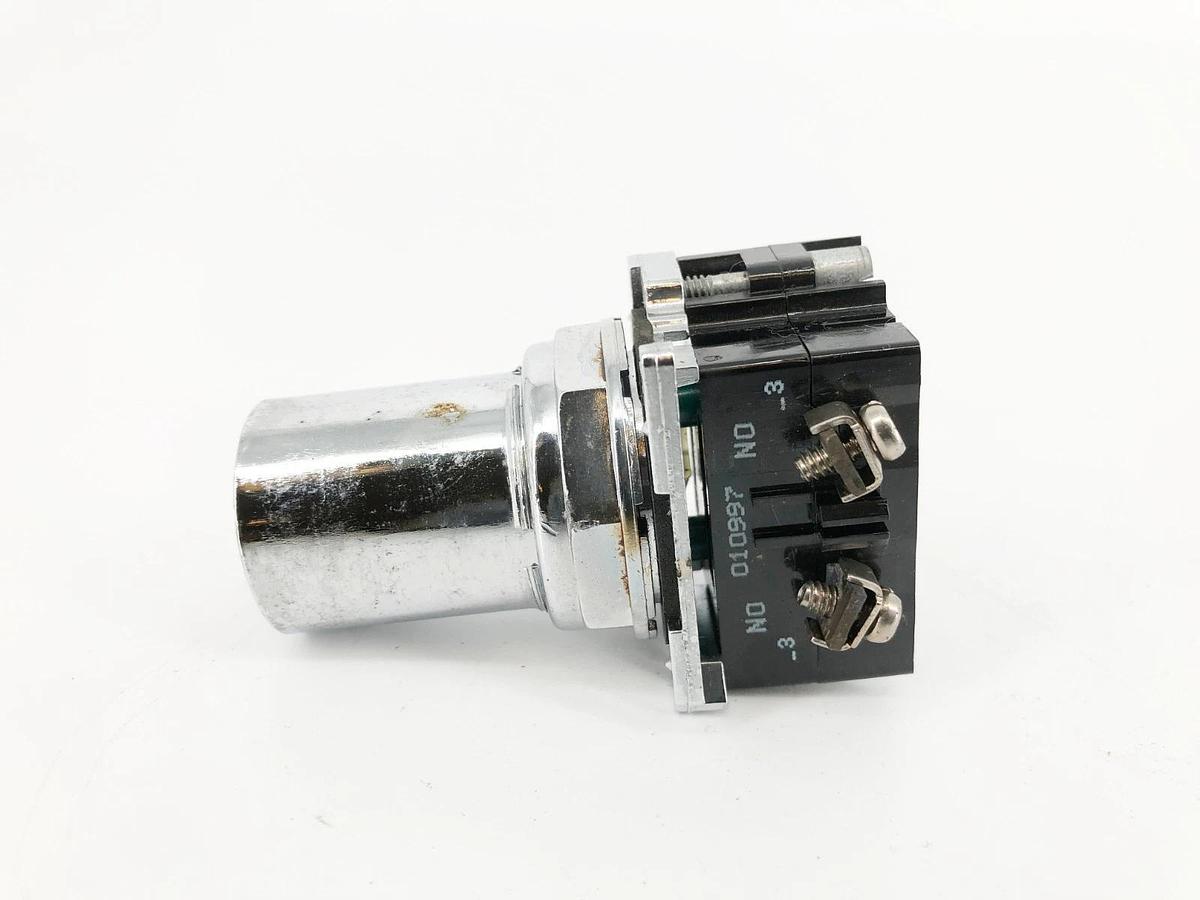 New Cutler Hammer 10250T/9100T Keyed Selector Switch 3-Pos. No Keys - No Box