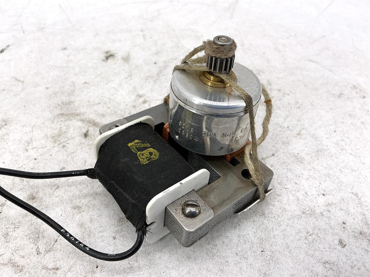 New Telechron 353361001 Synchronous Motor Type BC3 6W 60RPM 120V 60CY - No Box