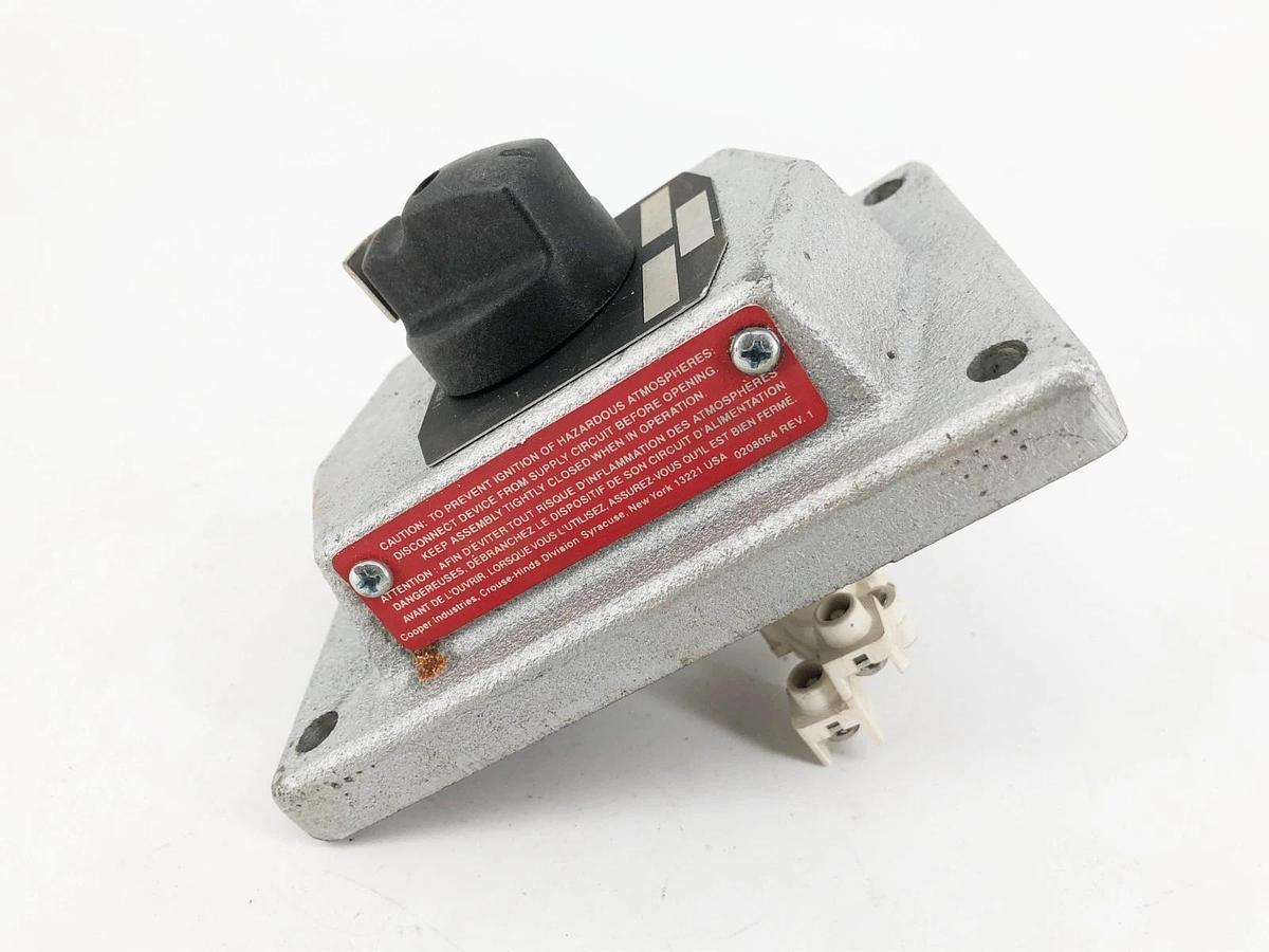 New Crouse Hinds DSD923 Explosion-proof Front Operated Selector Switch Model M01