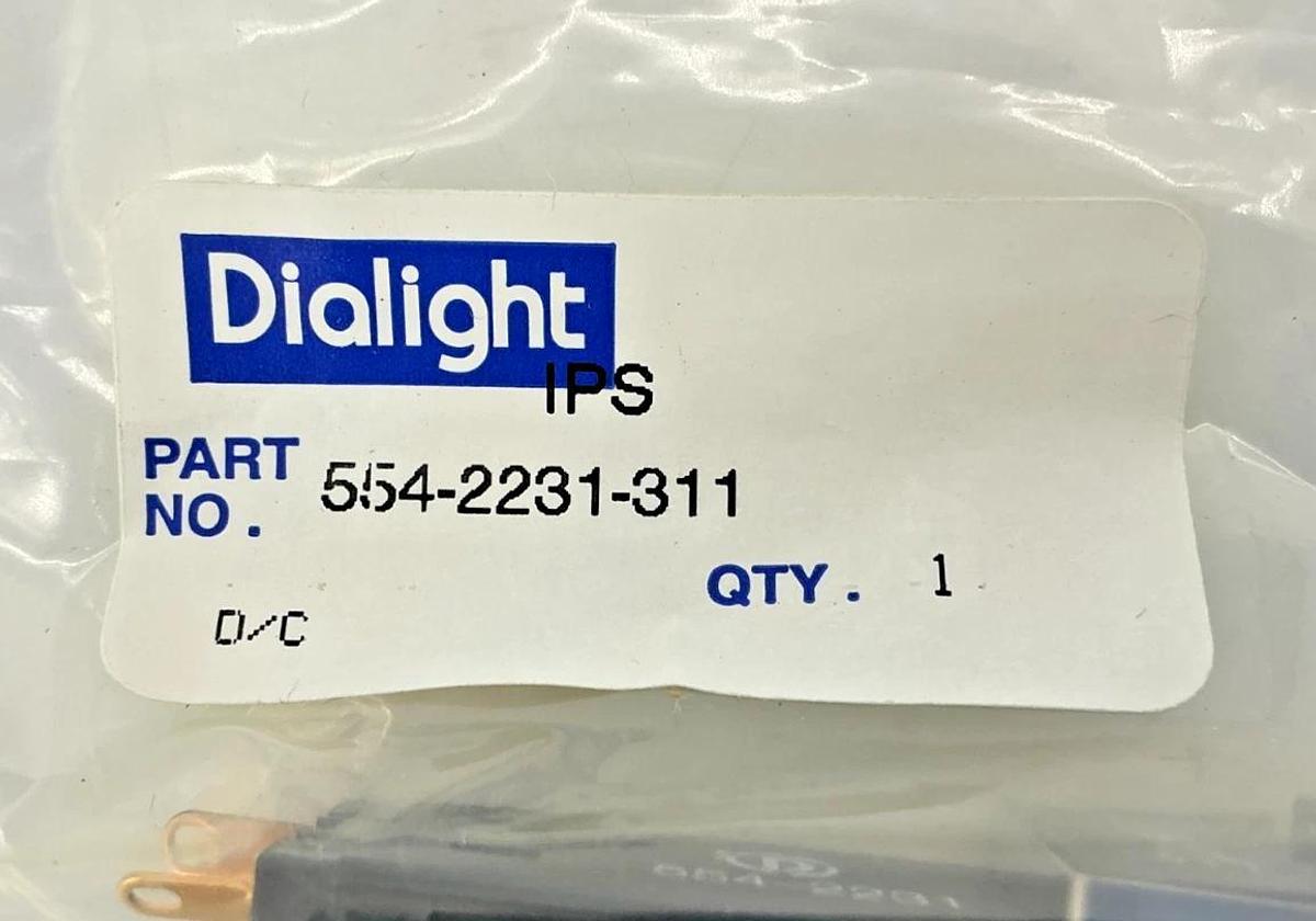 New Dialight 554-2231-311 Panel Mount Pushbutton Switch 8-Pin 1A 125VAC