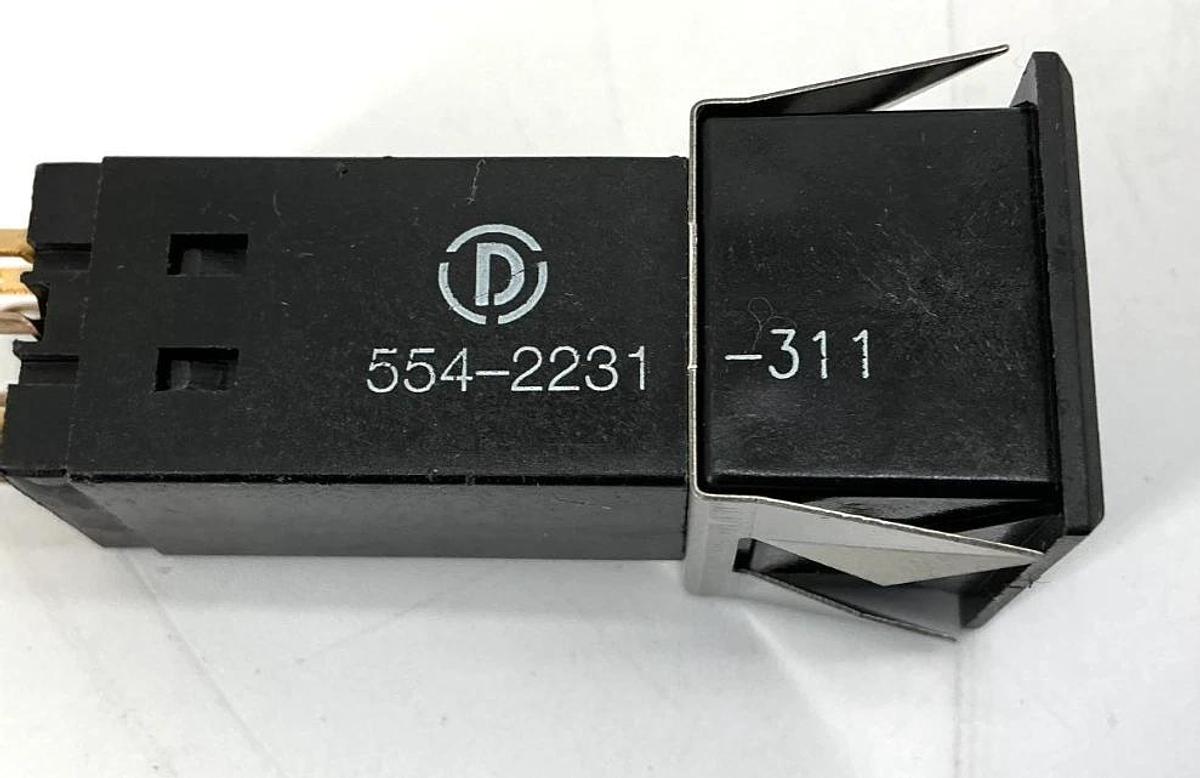New Dialight 554-2231-311 Panel Mount Pushbutton Switch 8-Pin 1A 125VAC No Box