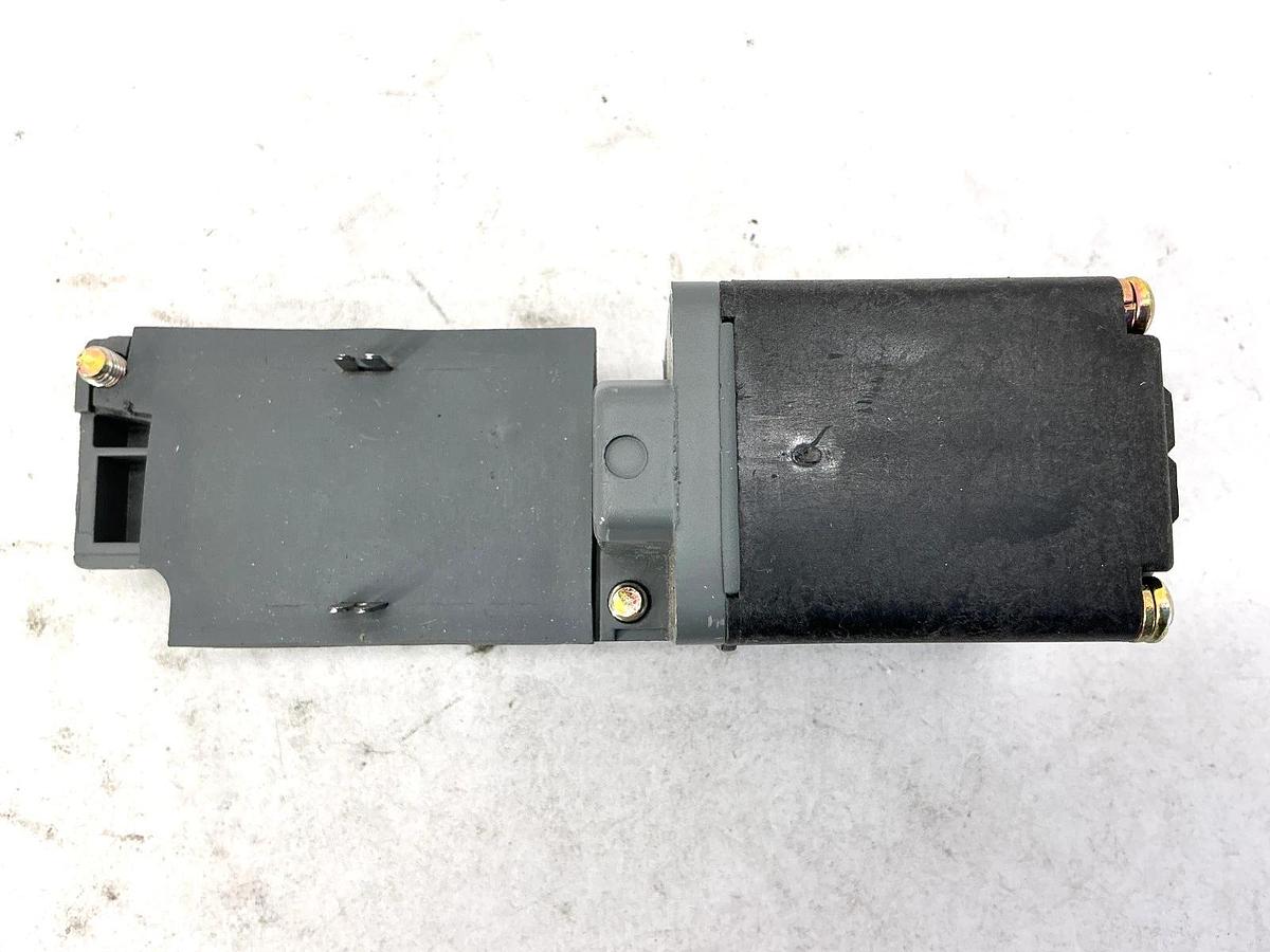 New Eaton Cutler-Hammer E51DEL Photoelectric Thru-beam Source Head & Body 120VAC