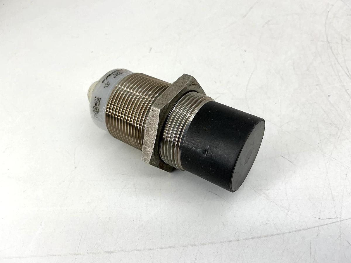 New Eaton E59-M30C129A01-A1 Ser G4 Prox Sensor 3-Pin Sn=29mm 20-132VAC - No Box