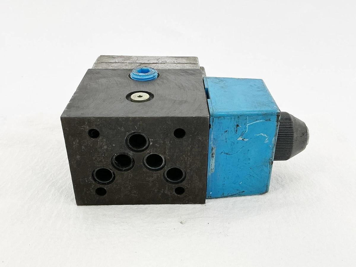 Used Vickers 02-119767-DG4S4W-012A-B-60 Pilot Valve 110/120V .85A A99S