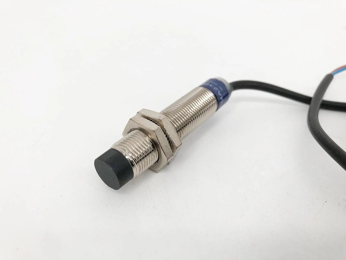 New Telemecanique XS2M12MA230K Proximity Sensor 24-264V 4-Pin - No Box