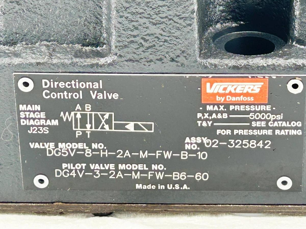 New Vickers DG5V-8-H-2A-M-FW-B-10 Directional Control Valve 02-325842 - No Box
