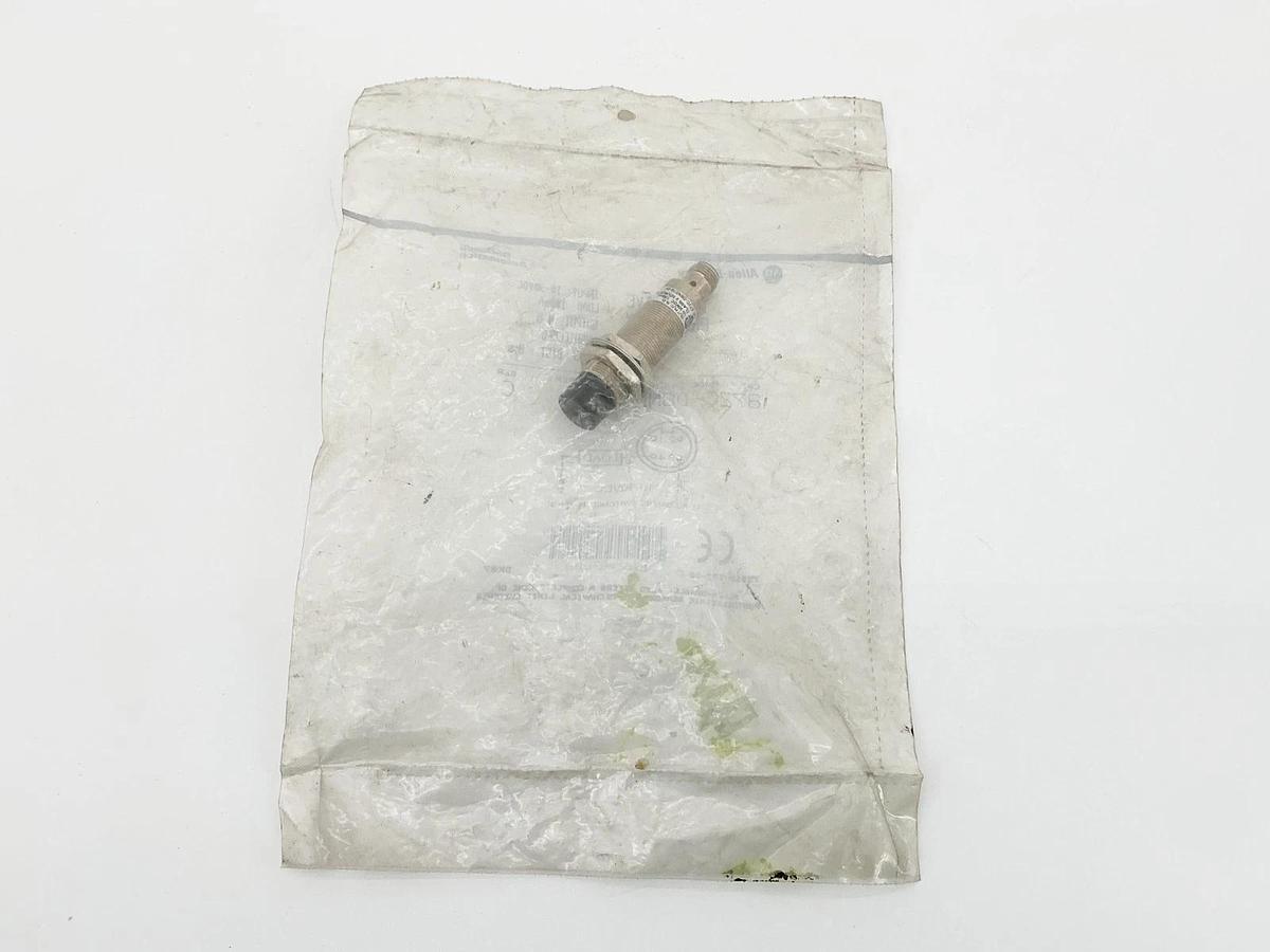 New Allen Bradley 872C-D8NE18-D4 Inductive Proximity Sensor 10-30VDC 100mA Ser.C