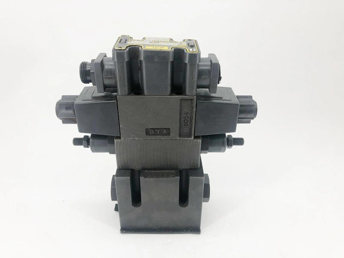 New Parker D31VW1C4NYCF7-75 Hydraulic Directional Control Valve 120V 5000psi
