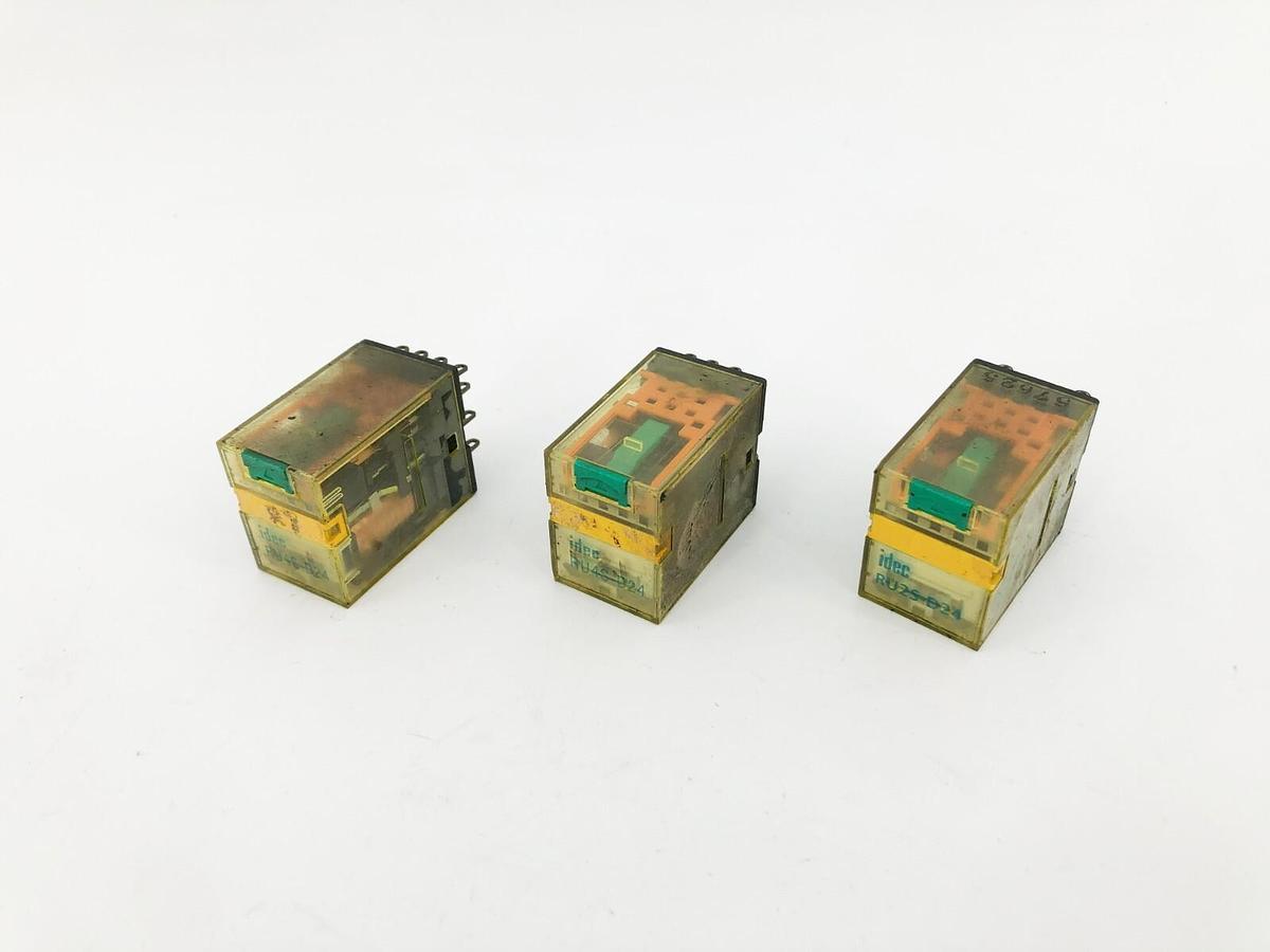 Used Lot of 3 IDEC RU2S-D24 Relays 8 Pin 10A 24VDC
