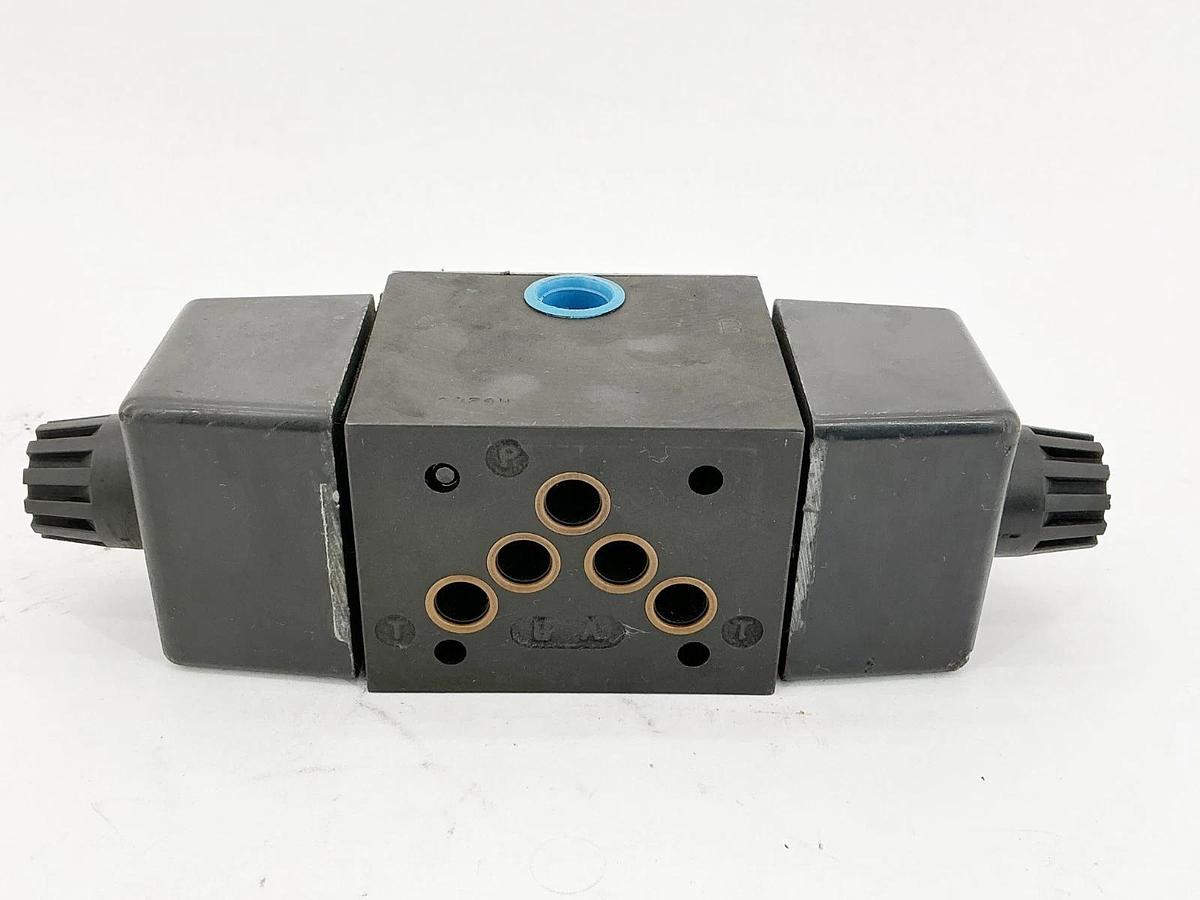 New Parker D63W11C6VYC 34 Directional Control Valve .75A 5000PSI 120V - No Box