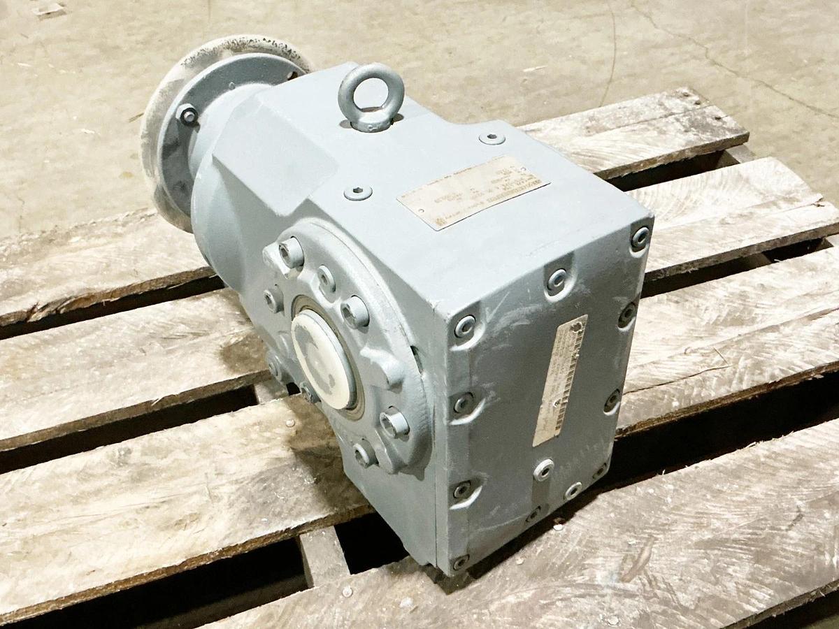 New SEW Eurodrive KA76 LP56 Gear Reducer 133.38:1 Ratio