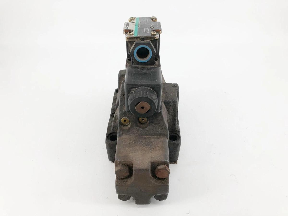 New Double A QJ-8-T0-10B1 Directional Valve w/ QJ-3-C-10D1 02-134484 - No Box