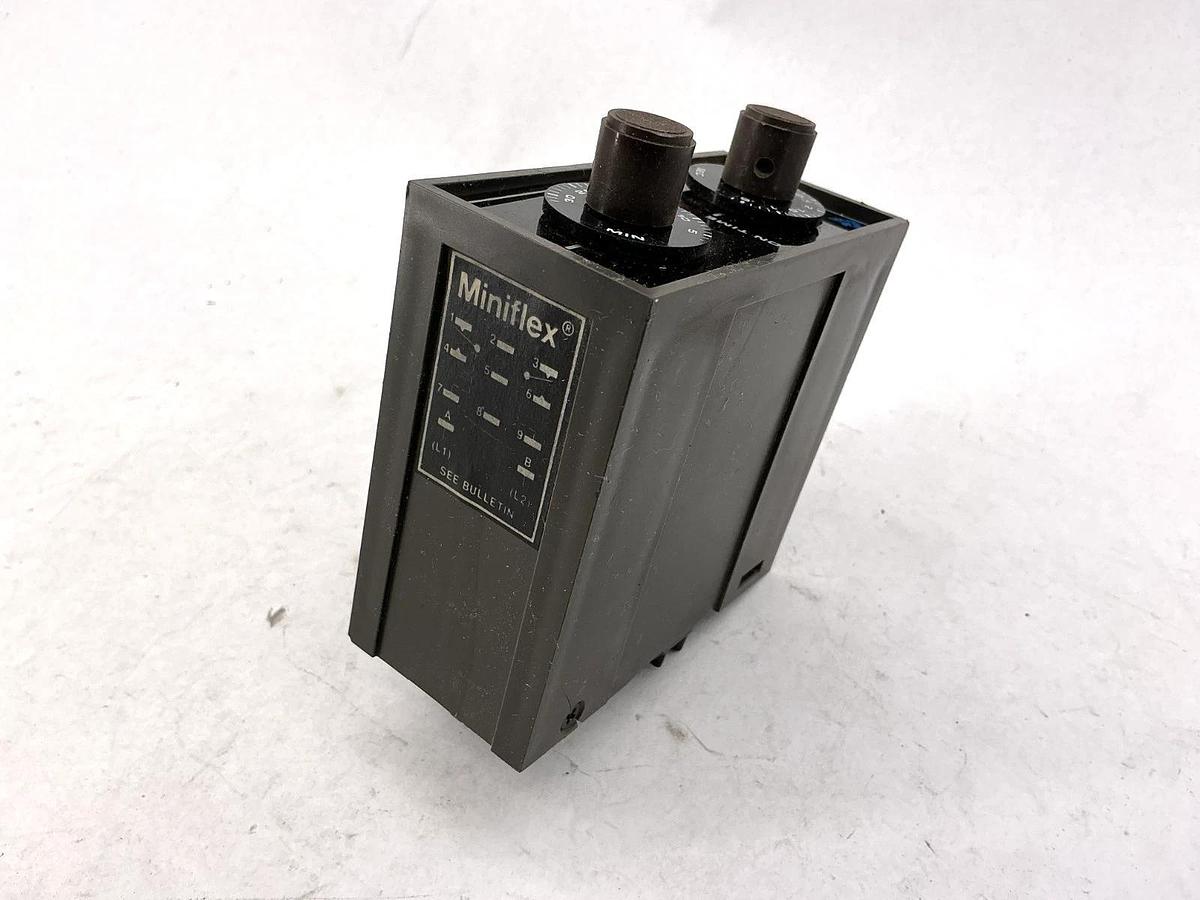 Used Eagle Signal DA1910A3 Repeat Cycle Timer 0.5sec-30min 8-Pin 120VAC 50/60HZ