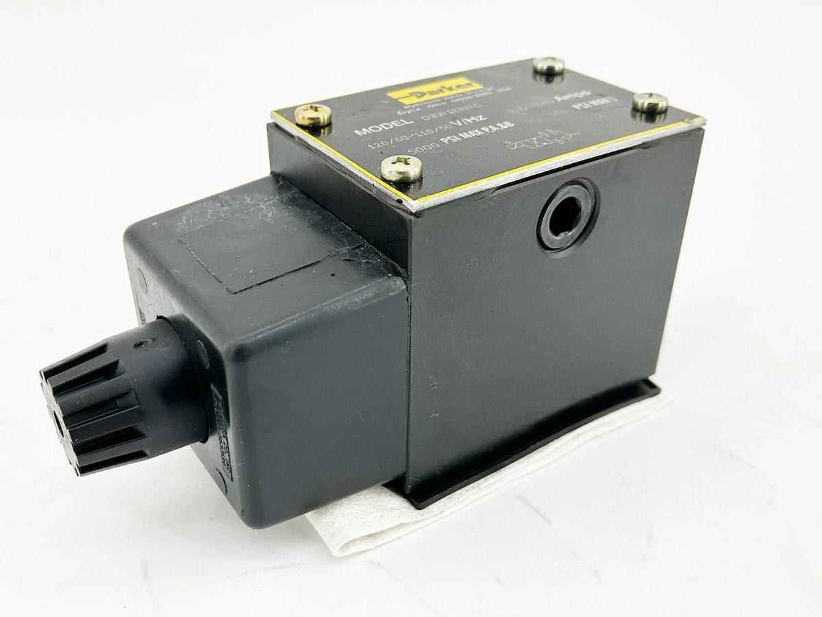 New Parker D3W1ENYC-32 Directional Control Solenoid Valve 120V 5000PSI - No Box