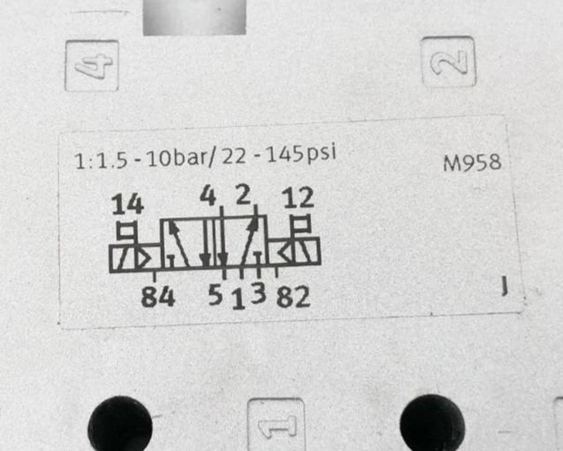 New Festo VUVS-L25-B52-D-N14-F8-1B2 Solenoid Valve 24VDC 3.3W 575556 - No Box