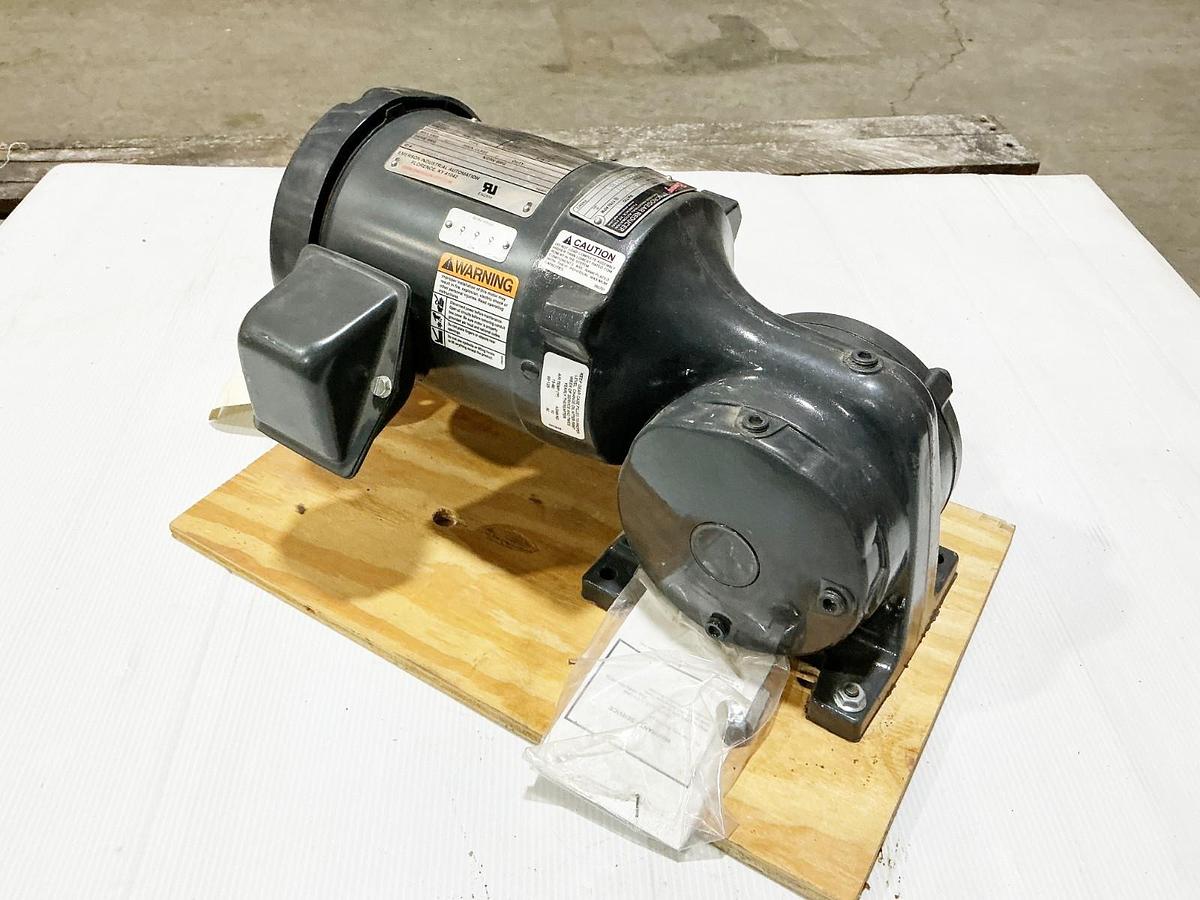 New Browning RD0502-W03D Gear Motor 0.78 Input HP 58 Ratio 981 Torque W02-E438-N