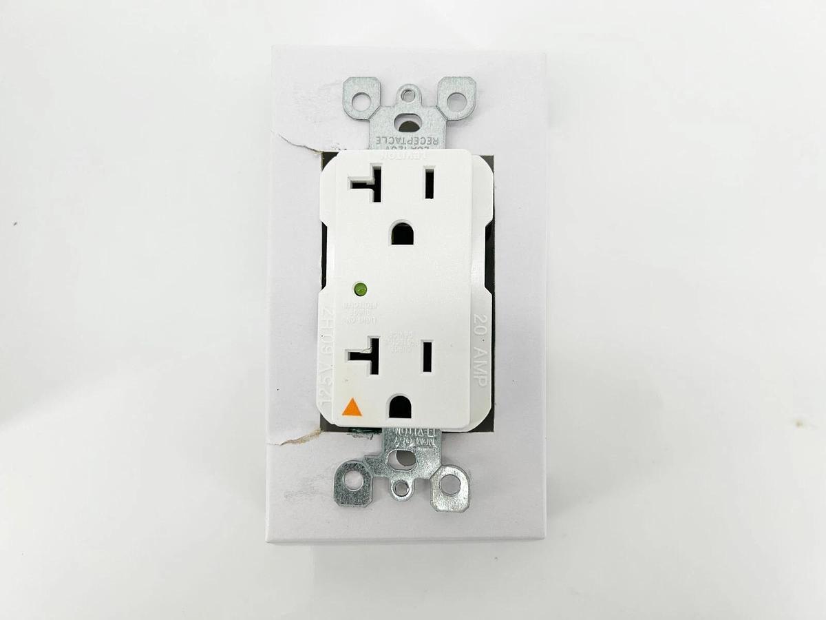 New Leviton 5380-IGW Surge Protective Duplex Receptacle 20A 125VAC White