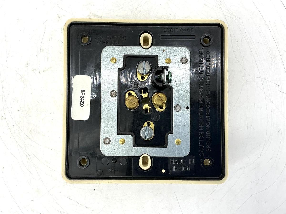 New Leviton 21254-I Grounding 4-in-1 Receptacle 2P 3-Wire 20A 125V - No Box