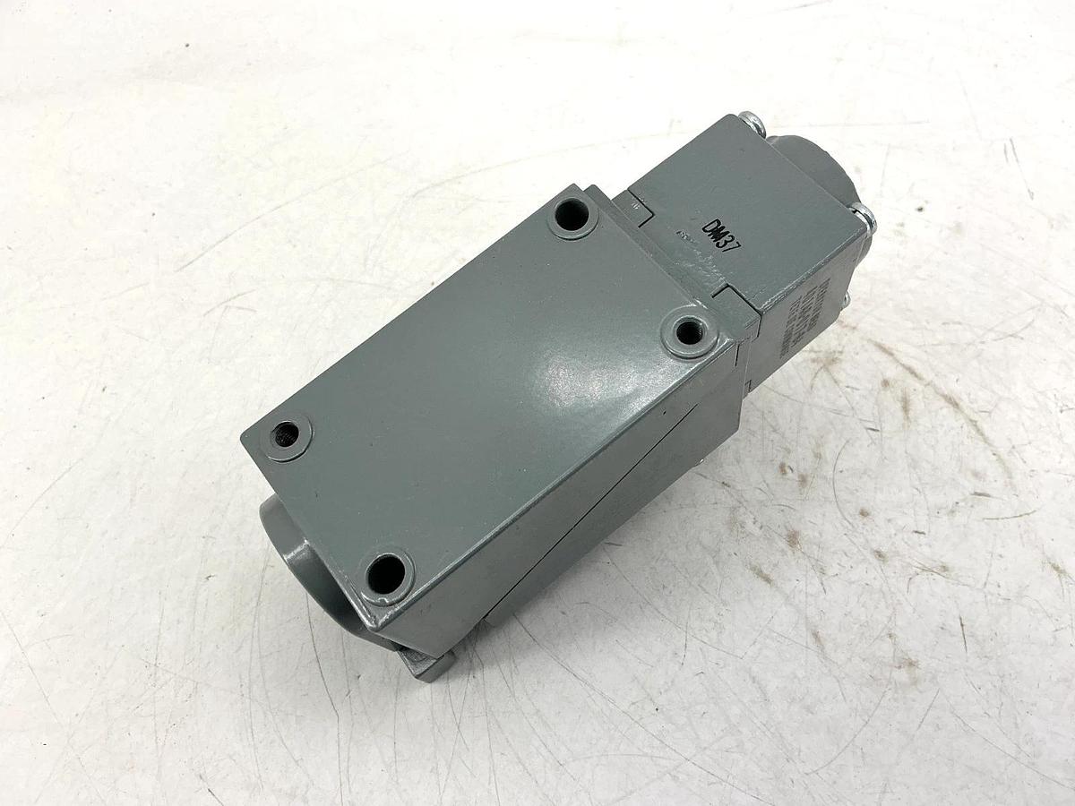 New Allen Bradley 802T-KTP Ser J Oiltight Limit Switch Roller 10A 300VAC 802TKTP