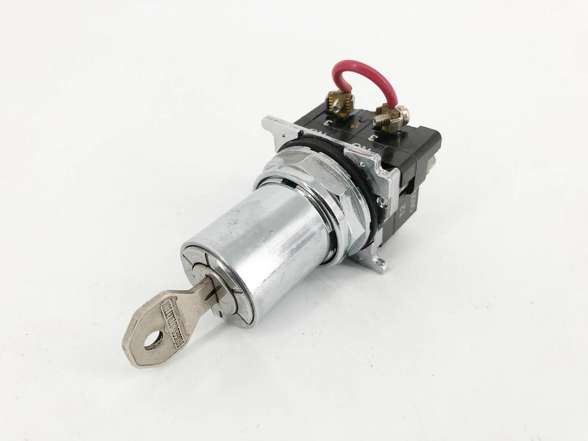 New Cutler Hammer 10250T/9100T Keyed Selector Switch 3-Pos. Maintained - No Box