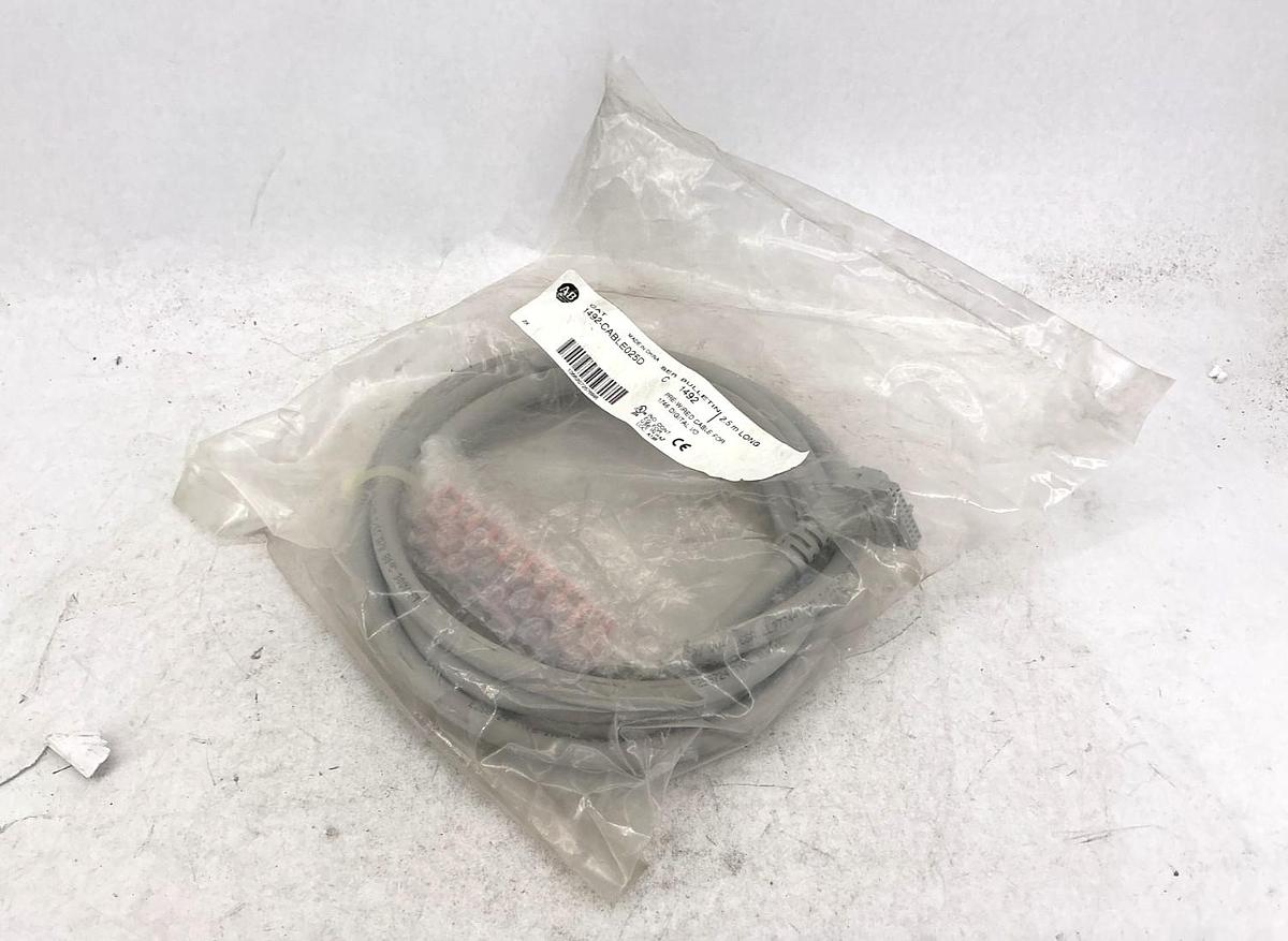 New Allen Bradley 1492-CABLE025D Ser C Pre-Wired Cable for 1746 Digital I/O 2.5m