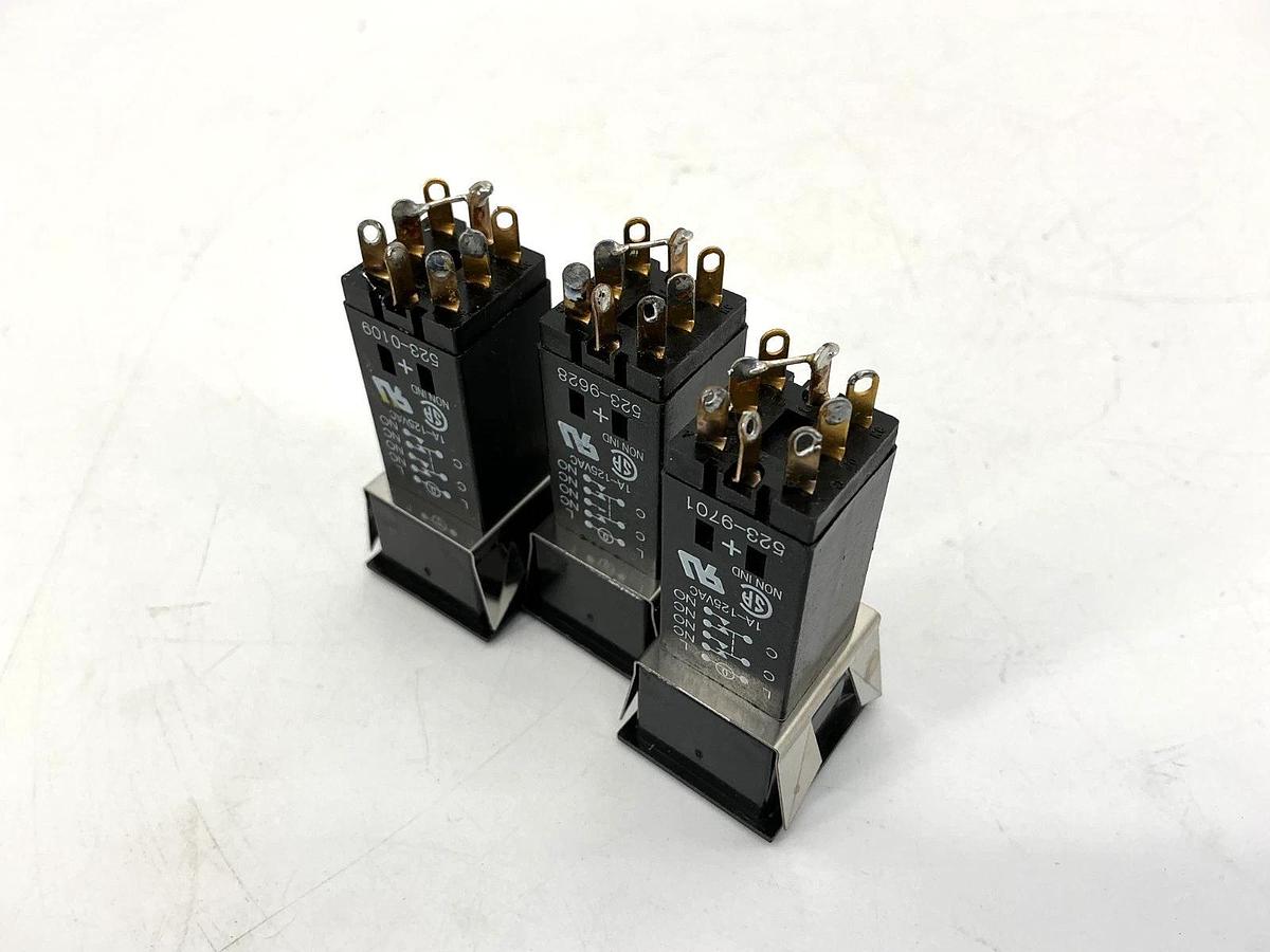 Used Lot of 3 Dialight 554-2221-311 Illuminated Pushbutton Lamp Holder 8Pin 1A 125VAC