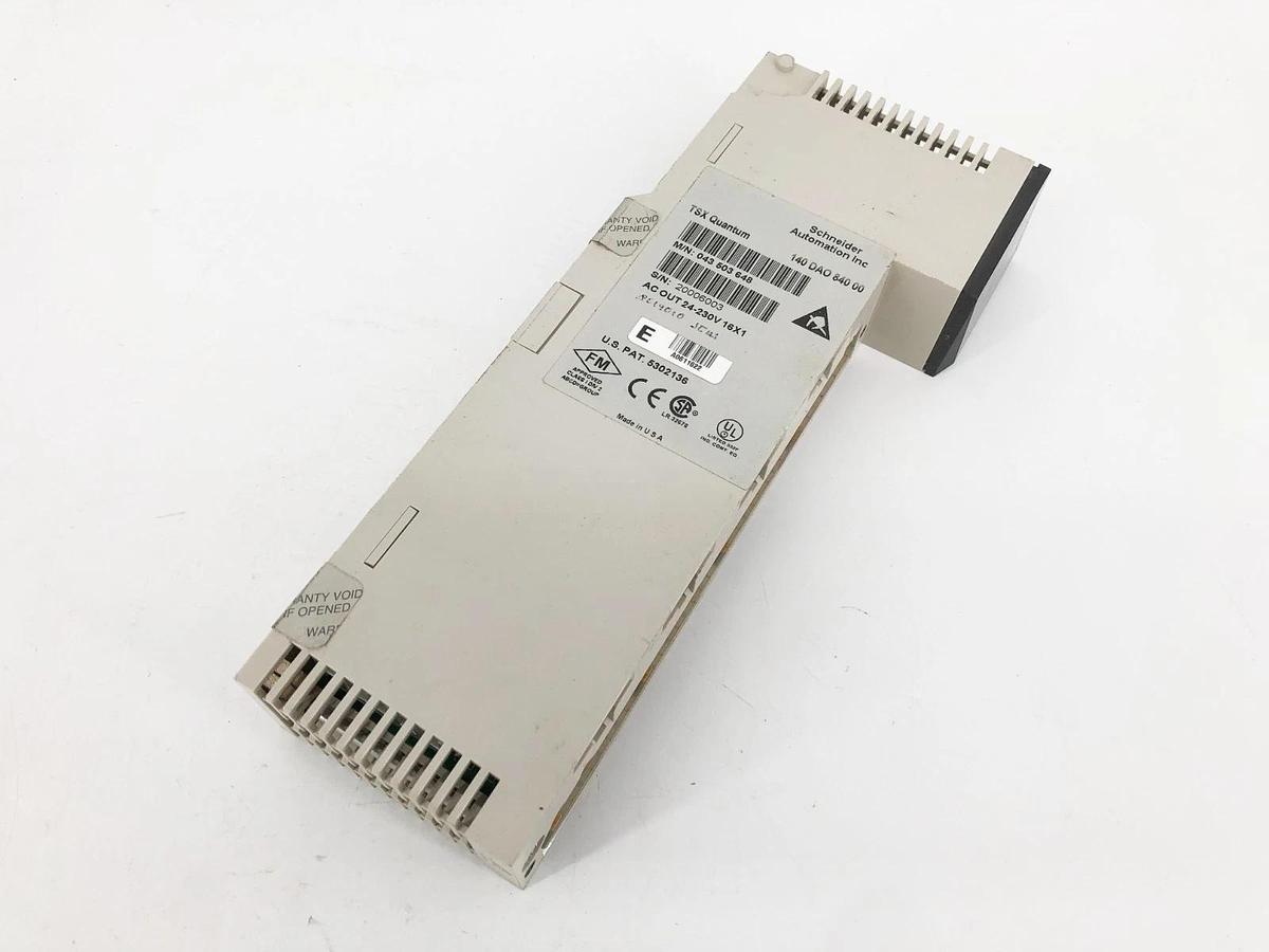 Used Schneider Automation 140DAO84000 Modicon Output Module 24-230VAC 16X1