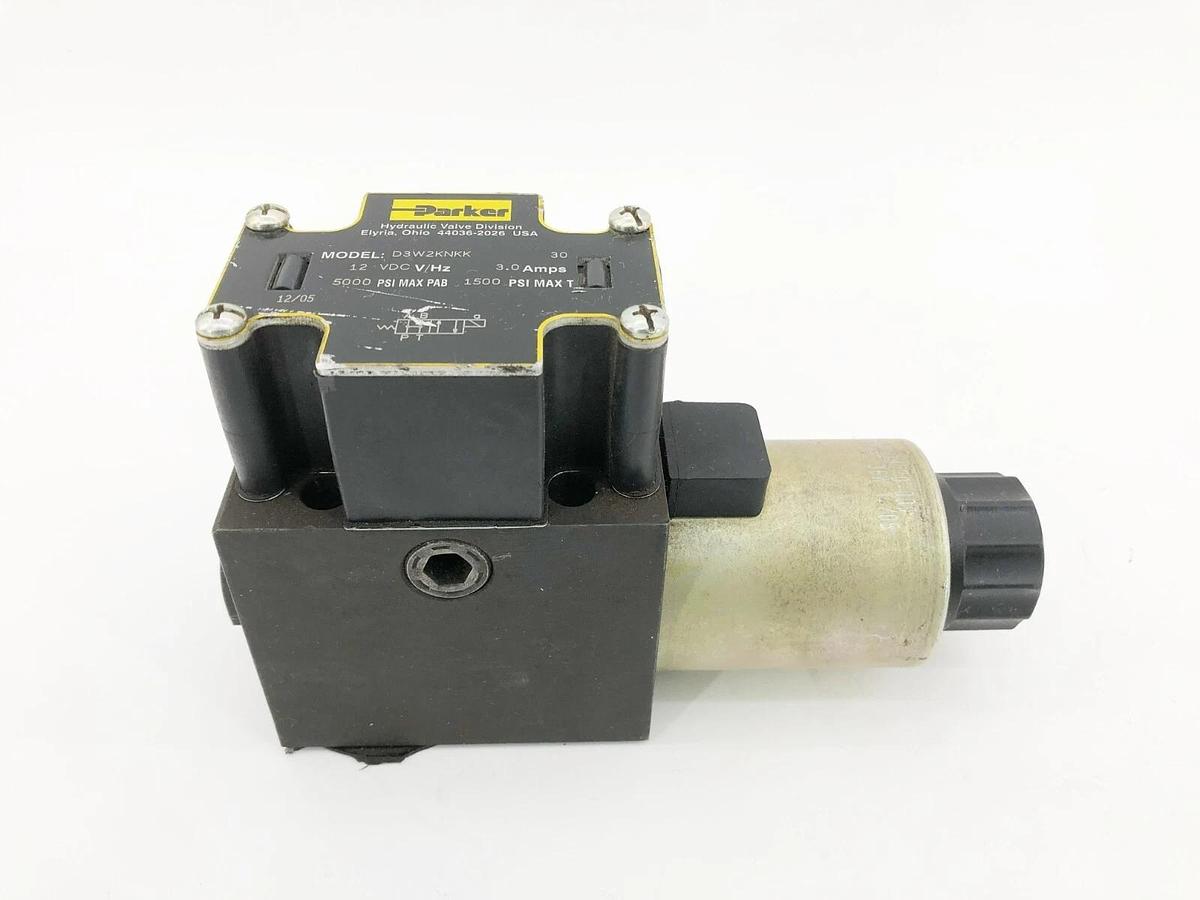 New Parker D3W2KNKK Directional Control Valve 12VDC 3A 5000psi Max