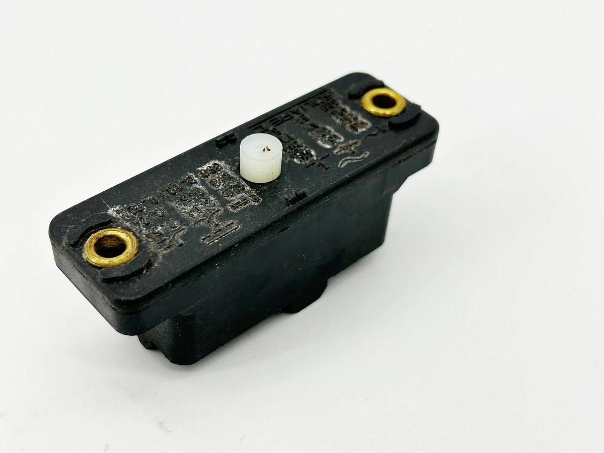 Used Telemecanique 9007A02 Limit Switch 15A 125VDC Plunger Actuator