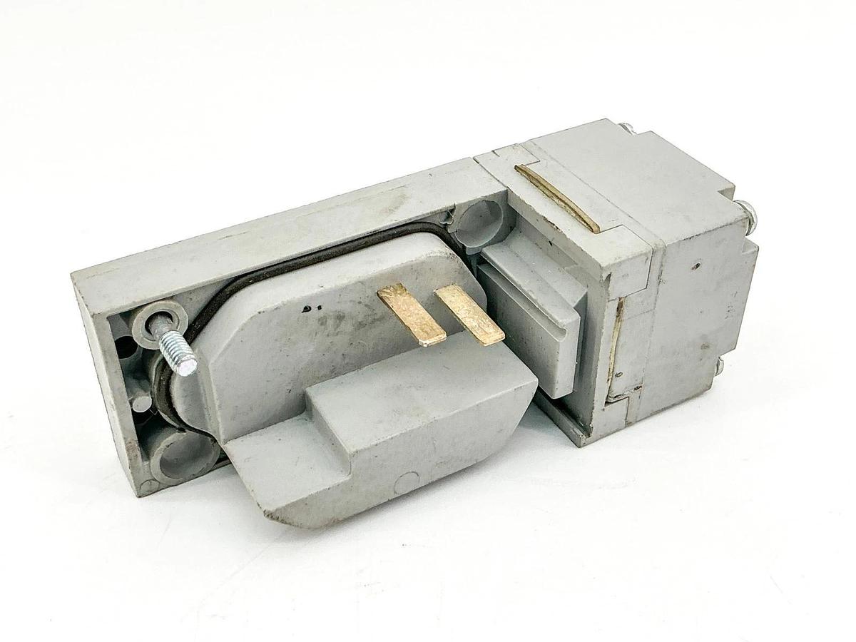 Used Allen Bradley 802PR-LBAM1-12 Inductive Proximity Switch 250V Ser.E-Missing Parts