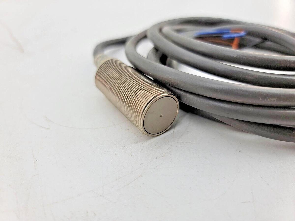 New Omron E2E-X5F1 Proximity Sensor 5mm Range - Missing Mounting Hardware
