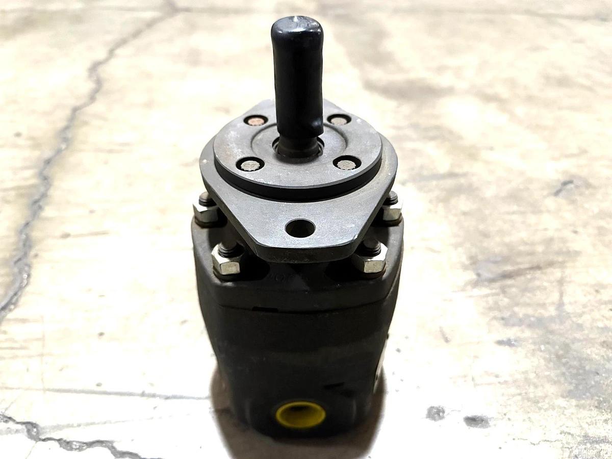 New Parker M2B50816S20NB High Speed Hydraulic Motor 1700 PSI 0.875" OD - No Box